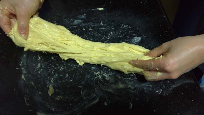面包入门基本功之黄油面包卷,通过拉扯的方法让黄油尽快揉入面团。