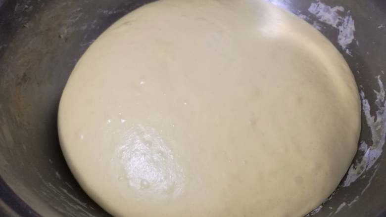 面包入门基本功之黄油面包卷,烤箱设置为40度的发酵模式，面团在里面发酵40分钟至两倍以上的体积。