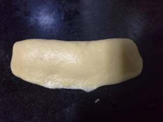 面包入门基本功之黄油面包卷,再对折，用掌根按牢接缝处。