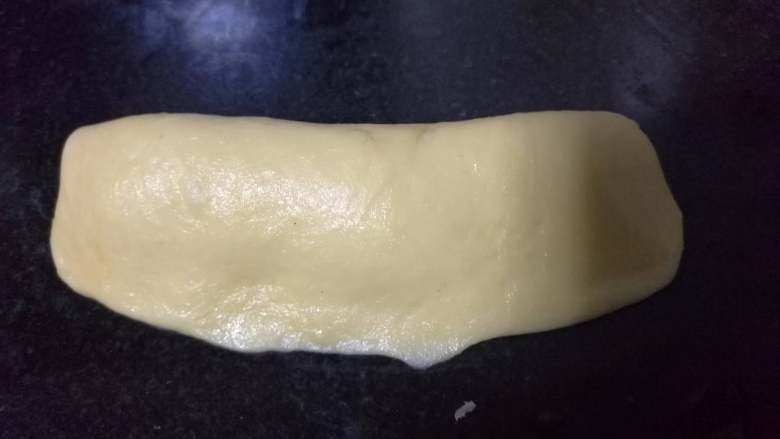 面包入门基本功之黄油面包卷,再对折，用掌根按牢接缝处。