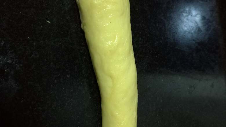 面包入门基本功之黄油面包卷,滚动成一头粗一头细的圆柱，长约10厘米。