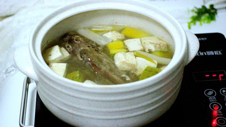 吃掉一朵花+萝卜丝柳叶包&清炖红蟹鱼汤,锅里的鱼汤继续用小火炖煮5分钟左右