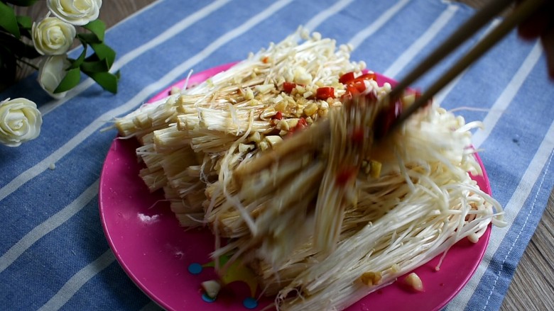 蒜末烤金针菇,用筷子拌一拌
