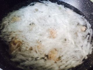 冬天的萝卜赛人参—萝卜肉丸汤,水大概7成热的时候，下肉丸，不要水开。