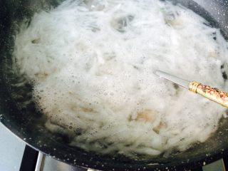 冬天的萝卜赛人参—萝卜肉丸汤,撇去浮沫。水开后，再煮2分钟，关火，放一点盐调味。
