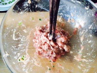 冬天的萝卜赛人参—萝卜肉丸汤,朝一个方向使劲搅拌，一直到肉沫上插筷子，筷子不会倒。