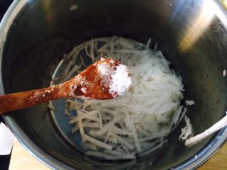 冬天的萝卜赛人参—萝卜肉丸汤,萝卜丝里放一点盐，抓均匀，放一边备用。