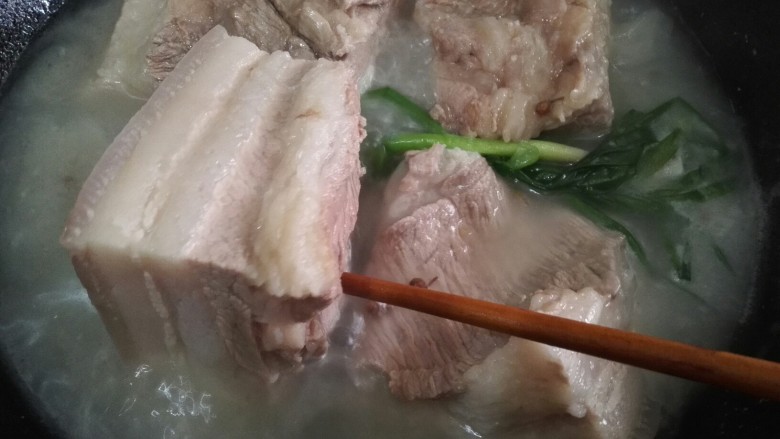扣肉,肉煮至用筷子可以轻松插入即可。