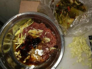 酸菜泡椒牛肉,牛肉洗干净切片后放入调料腌制10分钟备用