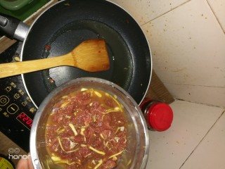 酸菜泡椒牛肉,重新热锅放油，油温冒烟后倒入刚刚腌制好的牛肉