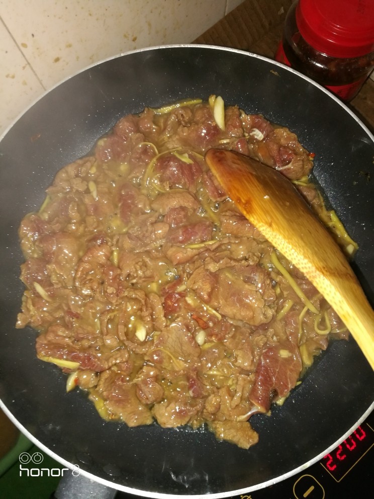 酸菜泡椒牛肉,翻炒牛肉，看到牛肉变色后放入酸菜，开大火爆炒三分钟即可