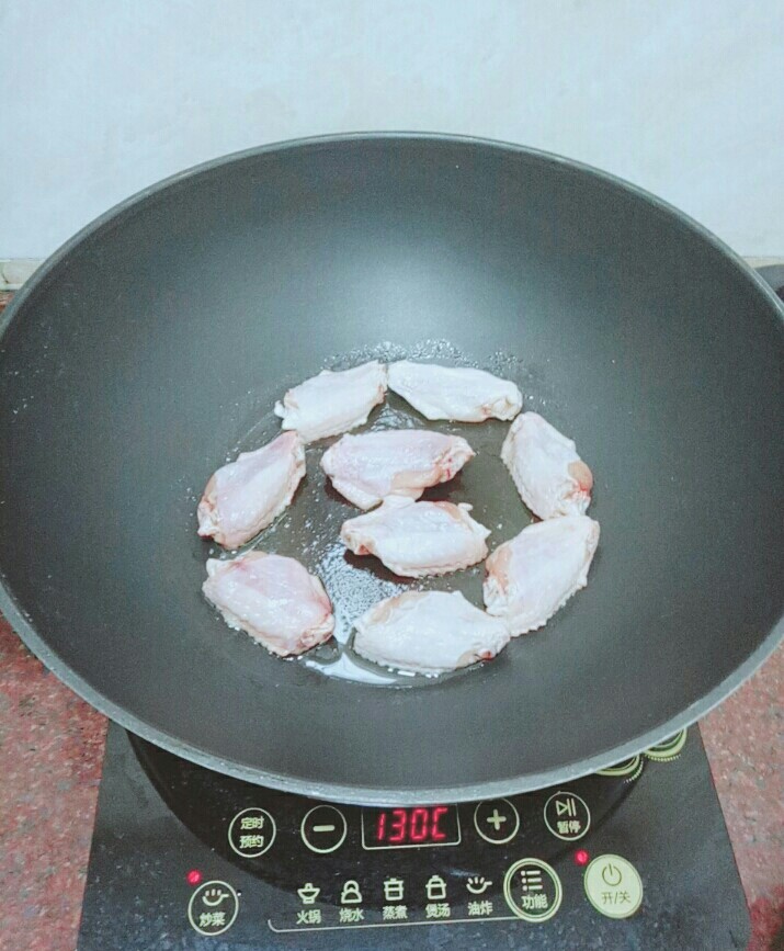吃鸡+糖煎鸡翅,放入加少量的锅里，小火煎