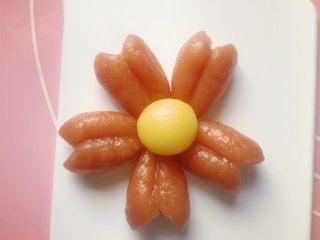 吃掉一朵花+小红花饼干,然后取一原色小面团，搓成小圆球做花芯。