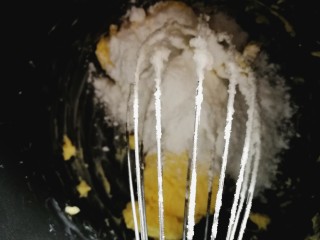 甘纳许mini派,黄油软化好以后加入糖粉用蛋抽打发均匀