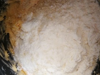 甘纳许mini派,加入过筛好的杏仁粉和中筋粉用刮刀拌至无干粉即可