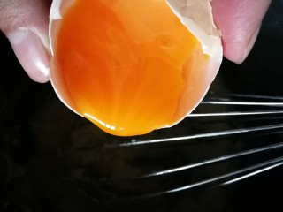 甘纳许mini派,分次加入蛋黄，每次加入蛋黄用蛋抽充分混合均匀