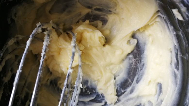 甘纳许mini派,只要黄油软化到位加入糖粉是非常容易打发的，因为配方少量不需要电动打蛋器，打发黄油至膨胀发白即可