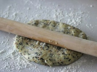 嘎嘣脆豆腐饼干,案板上撒高粉，用擀面杖把面团擀成薄片