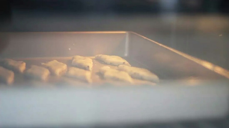 嘎嘣脆豆腐饼干,烤箱预热175度，放入烤箱烤10---15分钟