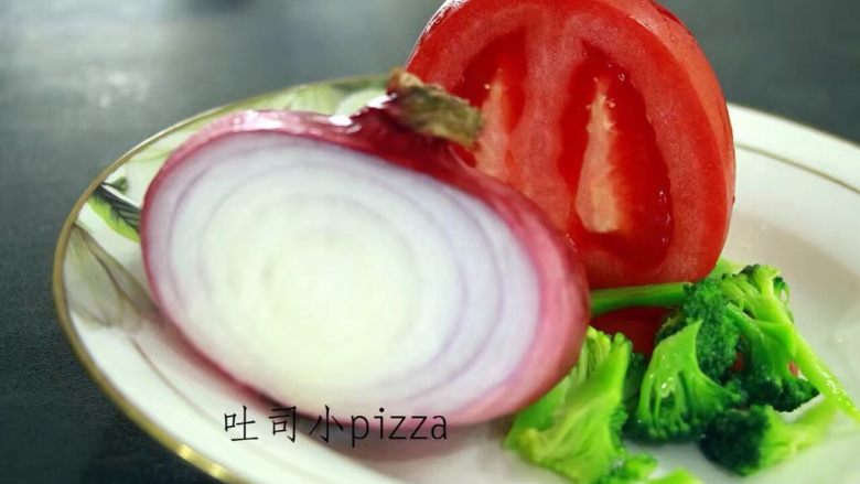 吐司小pizza ,<a style='color:red;display:inline-block;' href='/shicai/ 119'>西兰花</a>切块捞熟、<a style='color:red;display:inline-block;' href='/shicai/ 29'>洋葱</a>切丝、西红柿切薄片