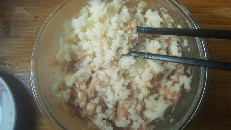 糯米丸子,把油和藕碎先搅拌一下（也可以先把油和藕碎搅拌均匀再倒入肉馅中）。