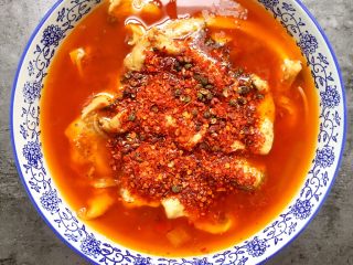 川香水煮鱼,将辣椒面和花椒铺在上面。