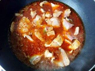 川香水煮鱼,放入鱼片大火煮开后再煮2分钟即可。