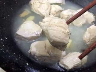 面包机做五香鸡肉松,煮至筷子能轻松戳透就可以了