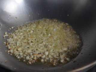 蒜蓉胡蘿卜土豆絲，很好吃的素菜,炒鍋倒油，炒香部分大蒜碎。