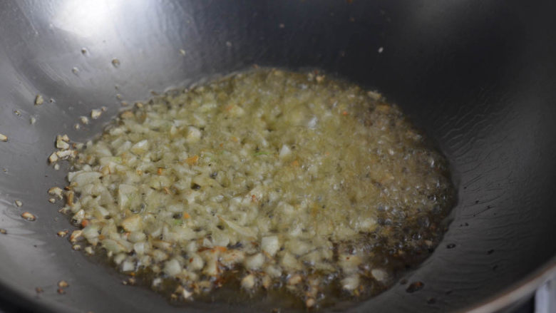 蒜蓉胡萝卜土豆丝，很好吃的素菜,炒锅倒油，炒香部分大蒜碎。