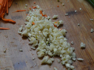 蒜蓉胡萝卜土豆丝，很好吃的素菜,大蒜切碎。