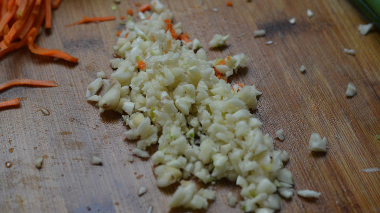 蒜蓉胡萝卜土豆丝，很好吃的素菜,大蒜切碎。