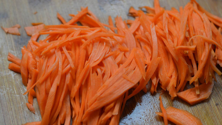 蒜蓉胡萝卜土豆丝，很好吃的素菜,胡萝卜切丝。