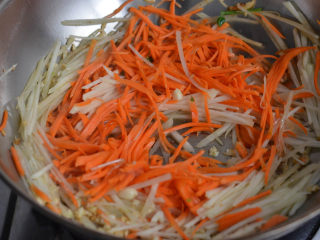 蒜蓉胡萝卜土豆丝，很好吃的素菜,下胡萝卜土豆丝翻炒。