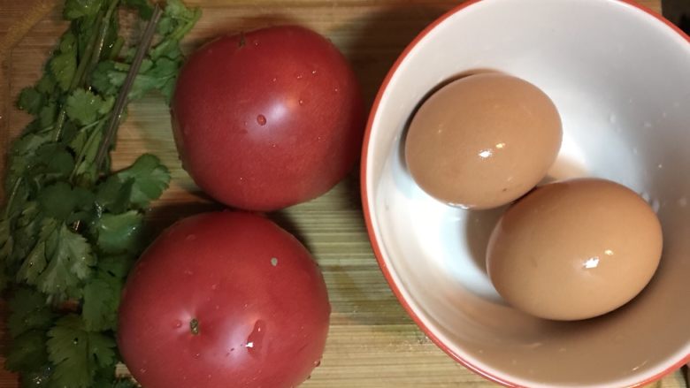 一天家西红柿🍅鸡蛋汤,第一步，洗净两个西红柿🍅和两个鸡蛋🥚备用，<a style='color:red;display:inline-block;' href='/shicai/ 131'>香菜</a>适量备用。