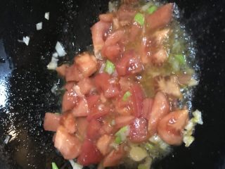 一天家西红柿🍅鸡蛋汤,然后先放入小西红柿丁，中火炒成西红柿酱。
