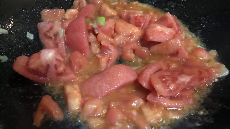 一天家西红柿🍅鸡蛋汤,再放入较大块的西红柿，煸炒一小会儿。