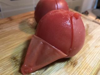 一天家西红柿🍅鸡蛋汤,捞出西红柿从顶部可以轻松揭开西红柿皮。