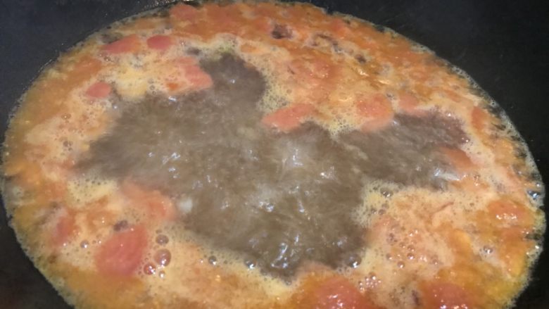 一天家西红柿🍅鸡蛋汤,加入开水，大火煮开。