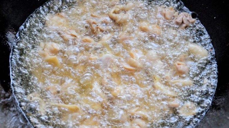 家常干煸辣子鸡（微辣版） 宴客必备硬菜 百分百复制饭店口味,锅内放宽油，烧到七八成热，把腌制好的鸡肉放进去炸熟。