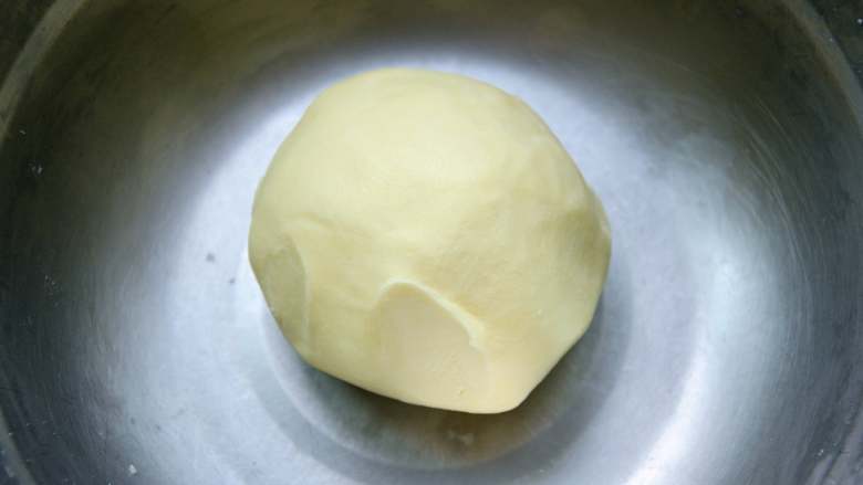 红豆沙千层酥 没蛋黄的蛋黄酥 绝好的伴手礼,再用手轻轻的抓成光滑的油酥团，不要过度的揉。油酥中油和面的比例一般按2:1。