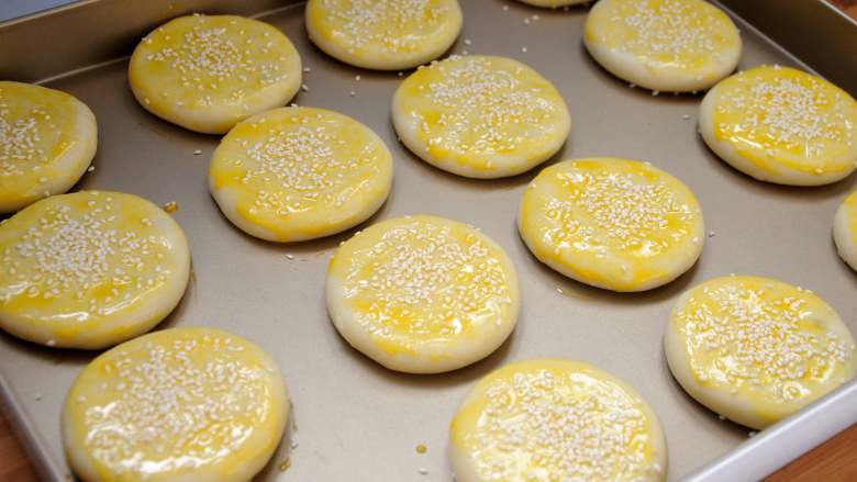 红豆沙千层酥 没蛋黄的蛋黄酥 绝好的伴手礼,饼胚表面刷上薄薄的一层蛋黄液，然后撒上白芝麻。