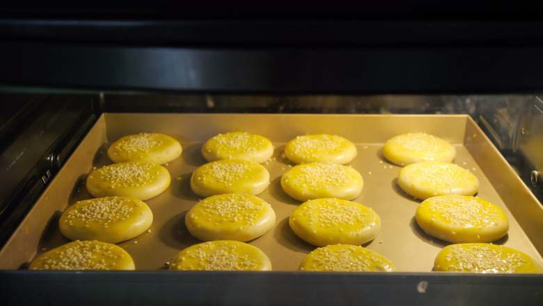 红豆沙千层酥 没蛋黄的蛋黄酥 绝好的伴手礼,在刷蛋液前先把烤箱打开，160度预热。刷好蛋液撒好芝麻之后，放进预热好的烤箱，定时30分钟。