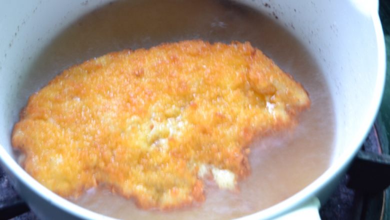爆浆鸡排,热锅倒油，烧至六七成热，放入鸡排，炸至两面金黄即可。