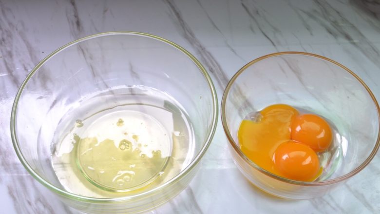 酸奶戚风蛋糕,蛋清蛋黄分离，分别装在两个碗里