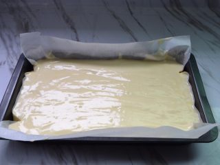 酸奶戚风蛋糕,原色面糊倒入模具规格为30.6×19×3.3
，底部垫一层油纸，倒好后震荡出气泡