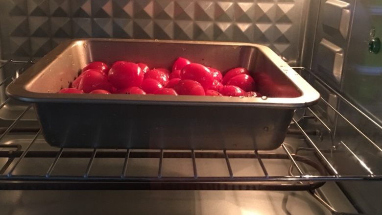烤小番茄蘑菇酱,烤箱预热170度，中下层，烤50分钟左右，具体看各自烤箱活力，注意观察小番茄别焦掉