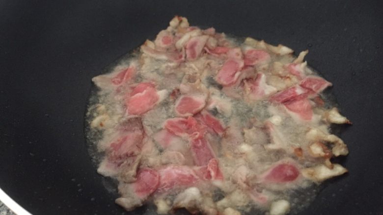 肉片炒蒜苔,先放肥肉炒出油放入瘦肉炒变白。