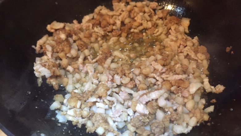 猪肉虾仁小笼包,放入切好的肥瘦猪肉丁炒出油。