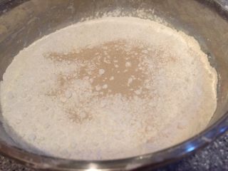 猪肉虾仁小笼包,面粉300克，放入三克发酵母合成面团发酵